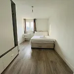 Double Room In Attractive Modern Victorian House