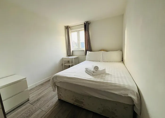 Double Room In Attractive Modern Victorian House